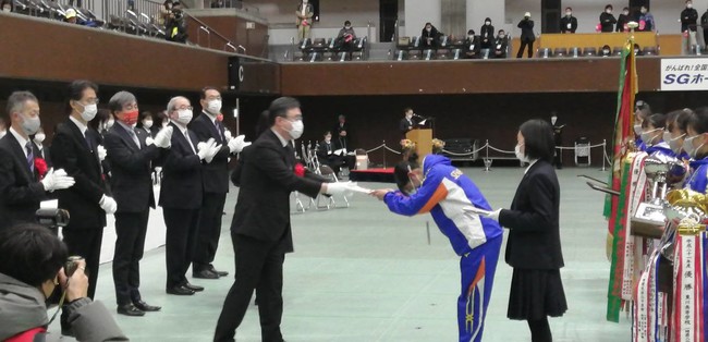 表彰式ではファーウェイ・ジャパンの代表者が選手たちに副賞を贈呈した＝京都市体育館