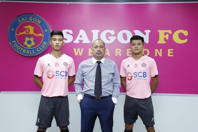 （左）ブー・ホン・クアン選手  （中央）サイゴンFC　チャン・ホア・ビン 会長  （右）ファム・バン・ルアン選手
