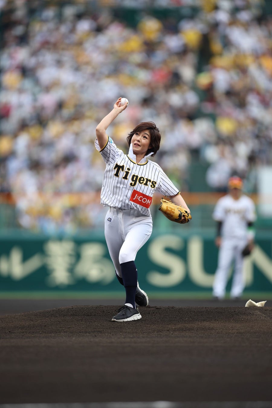 「虎党」有働由美子アナが背番号「０（ゼロ）」で始球式初挑戦！「最初で最後、嫁入りの気持ちで投球。一生記憶に」