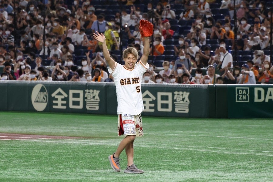 武尊が巨人vs広島の始球式に登場！「東京ドームのマウンドに立って、投げられたことがすごく嬉しかったです」