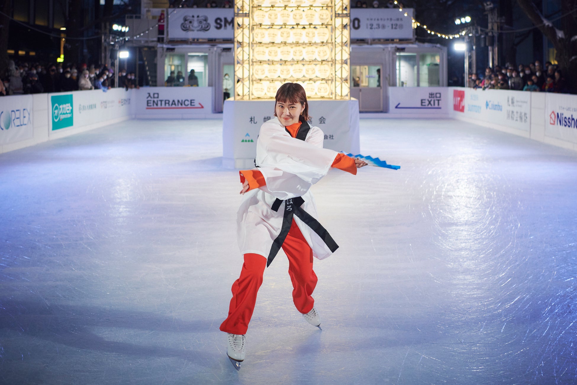 村上佳菜子さん「雪が降るリンクを滑るのは初めて」札幌市中心部で開催中のスケートリンク「スマイルリンクさっぽろ」に登場！法被姿でスケートを披露