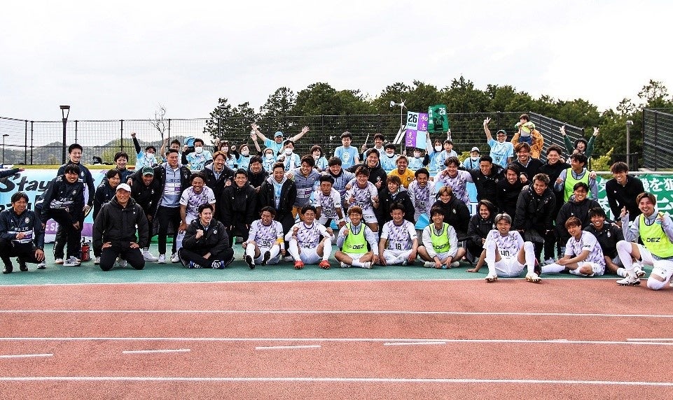 滋賀県初のJリーグ昇格を目指すレイラック滋賀FCがJFL第６節目にして初首位に浮上。新体制のチームで昨シーズン最下位からの大逆襲を図り、シーズン中盤も貪欲に勝ち点を積み重ねていく