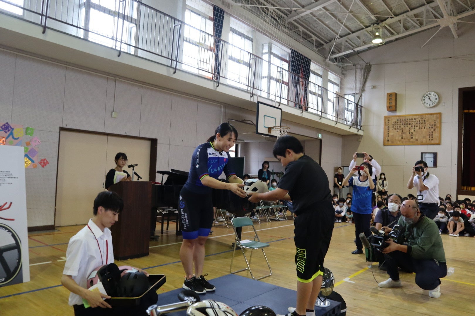 【東京オリンピック 自転車競技 銀メダリスト／梶原悠未】自転車用ヘルメットを母校へ寄贈。ヘルメット着用の重要性や夢を持つことの大切さを子供達に講演。