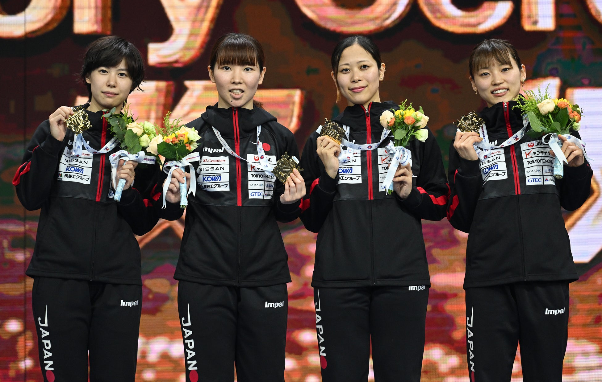 成都ユニバーシアードのマスコット「ロンバオ」がお持ち帰りを待っています