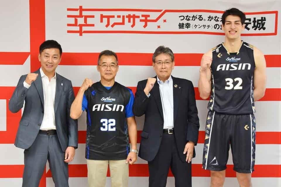 耳に巻き付く特殊形状 <絶対にずり落ちないスポーツ用眼鏡>新商品、細身で高級感ある「メタルフレーム」、ビジネスシーンとの兼用タイプ2023年8月12日(土)発売。