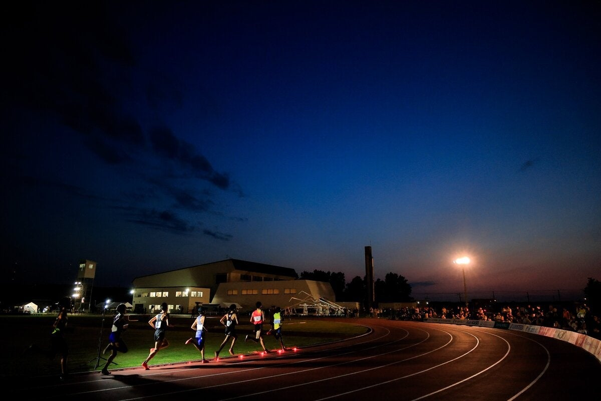 F1ドライバーのジョージ・ラッセルとルイス・ハミルトンがザントフォールトグランプリでトミー ヒルフィガーとトミー ジーンズを着用