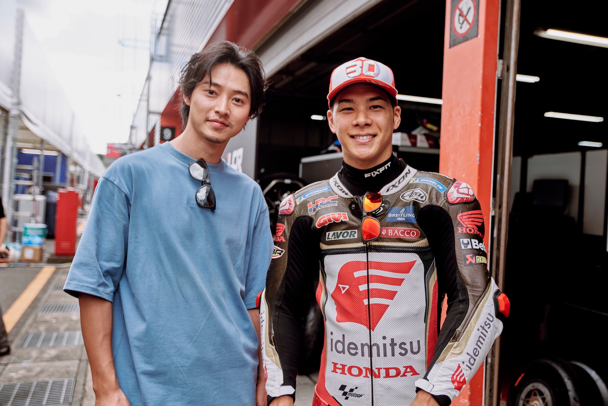 オークリーのライフスタイルアンバサダー山﨑賢人氏がMotoGPライダーの中上貴晶選手を訪問し激励