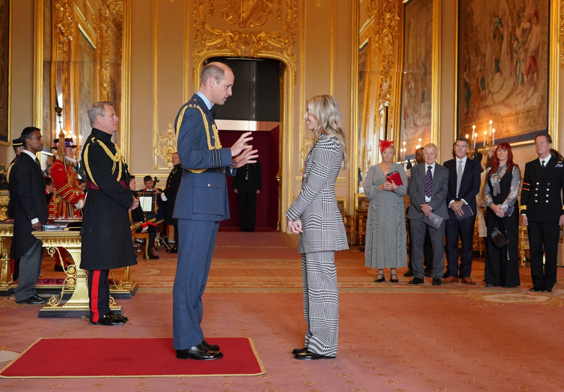 リア・ウィリアムソン、大英帝国勲章授与式でバーバリーを着用