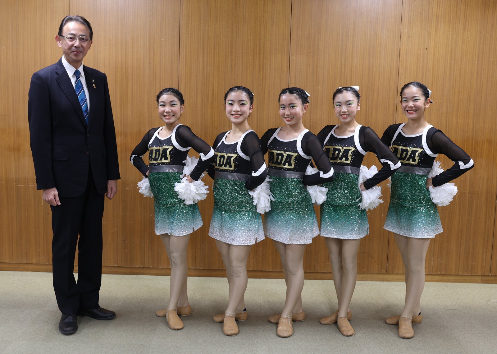 中学生チアダンスチームが全国大会出場を高槻市長に報告