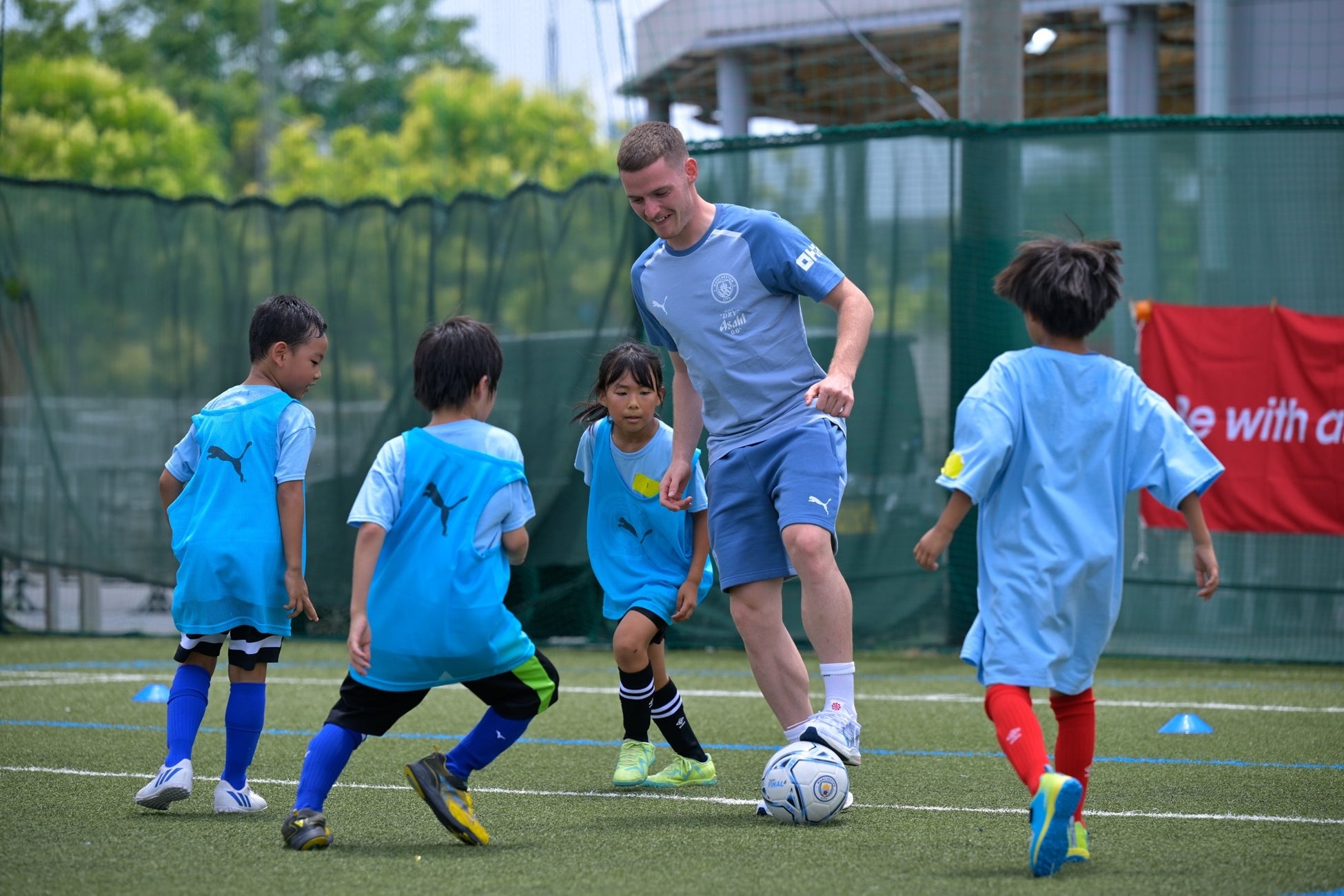 マンチェスター・シティFCから寄付のお知らせ。経済的な貧困や社会格差によってサッカーをしたくても諦めている子どもたちの支援活動を進める。