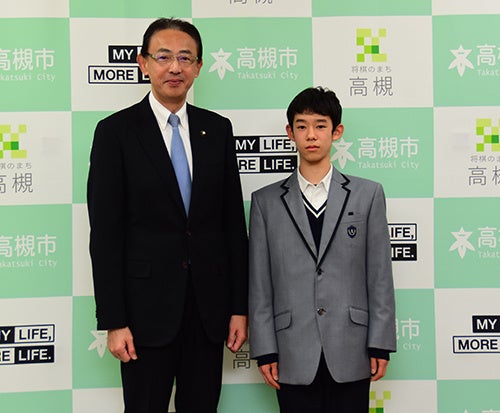 阿武山中学校3年の名倉一裕さんがフィギュアスケートの全国大会出場を高槻市長に報告