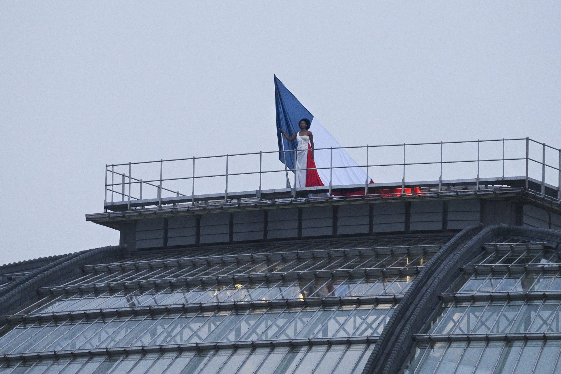 【DIOR】パリ 2024 オリンピック開会式でアクセル・サン・シレルと合唱隊がフランス国歌を斉唱