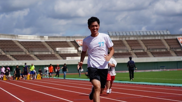 箕面市を練習拠点とし、髙橋藍選手が新たに入団した男子バレーボールチーム「サントリーサンバーズ大阪」が、新時代のスポーティさとラグジュアリーを融合したランドローバーのディーラー・アンバサダーに就任。