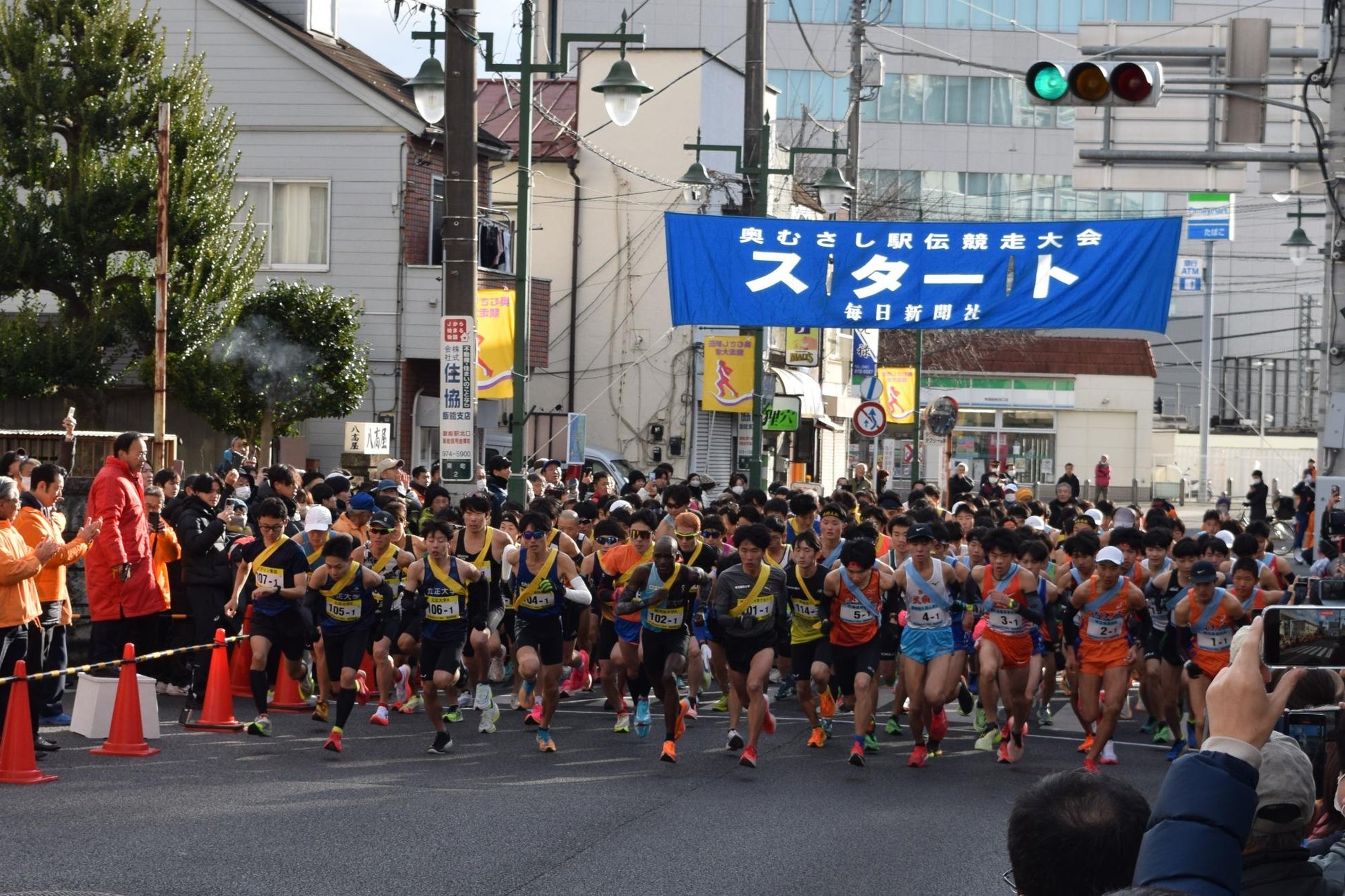 元北海道日本ハムファイターズ・杉谷拳士、チアに初挑戦！
キレキレダンス披露！中高生から“黄色い”声も。
「部活を頑張る学生に差し入レモン」プロジェクト始動！
強豪チア部にサプライズ訪問！動画公開。
ポッカサッポロレモンアンバサダー、ポンポンを振ってスマイル