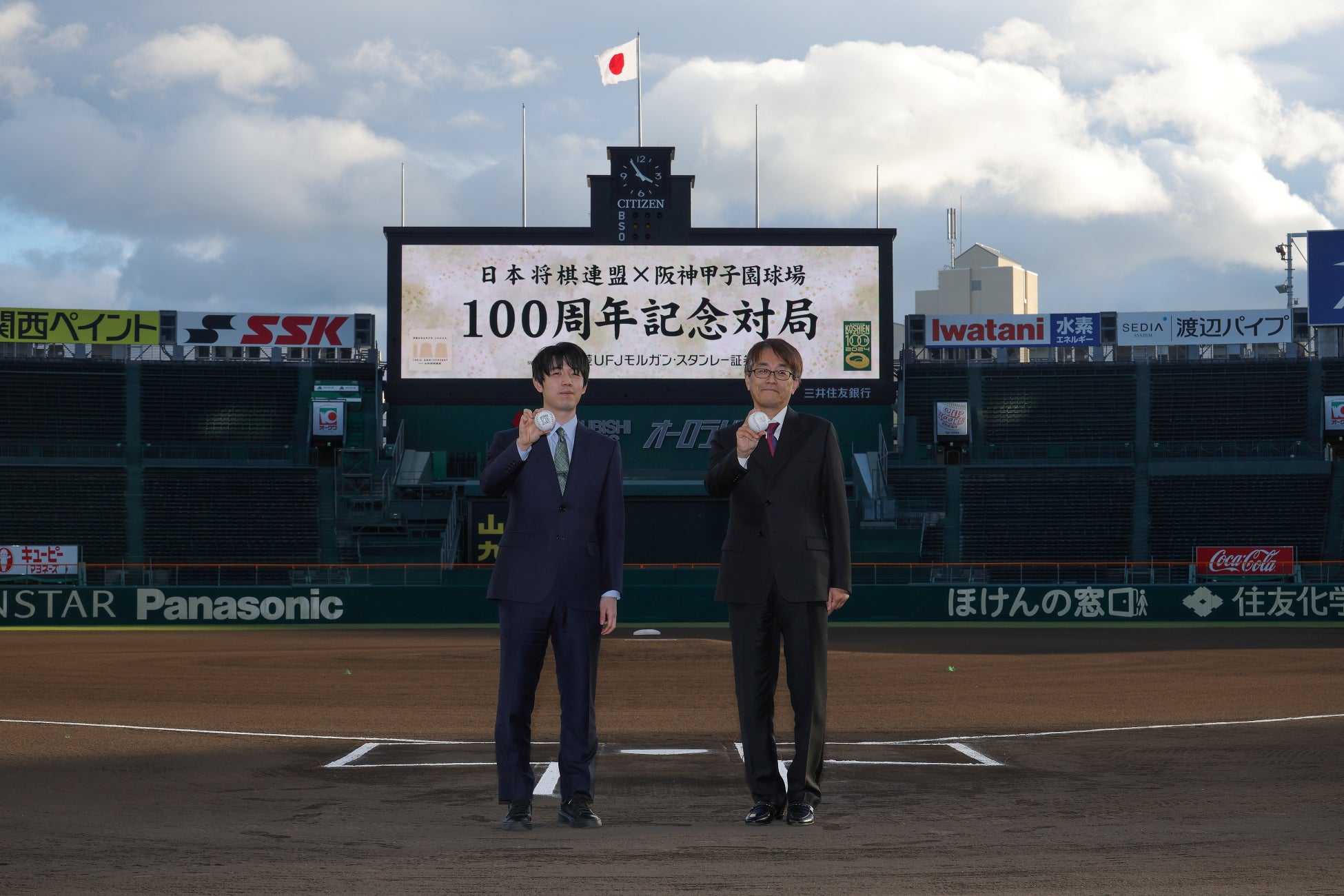 日本将棋連盟×阪神甲子園球場「100周年記念対局」Supported by 三菱UFJモルガン・スタンレー証券　藤井聡太竜王・名人 VS 羽生善治九段を本日（12/8）開催羽生善治九段が勝利しました