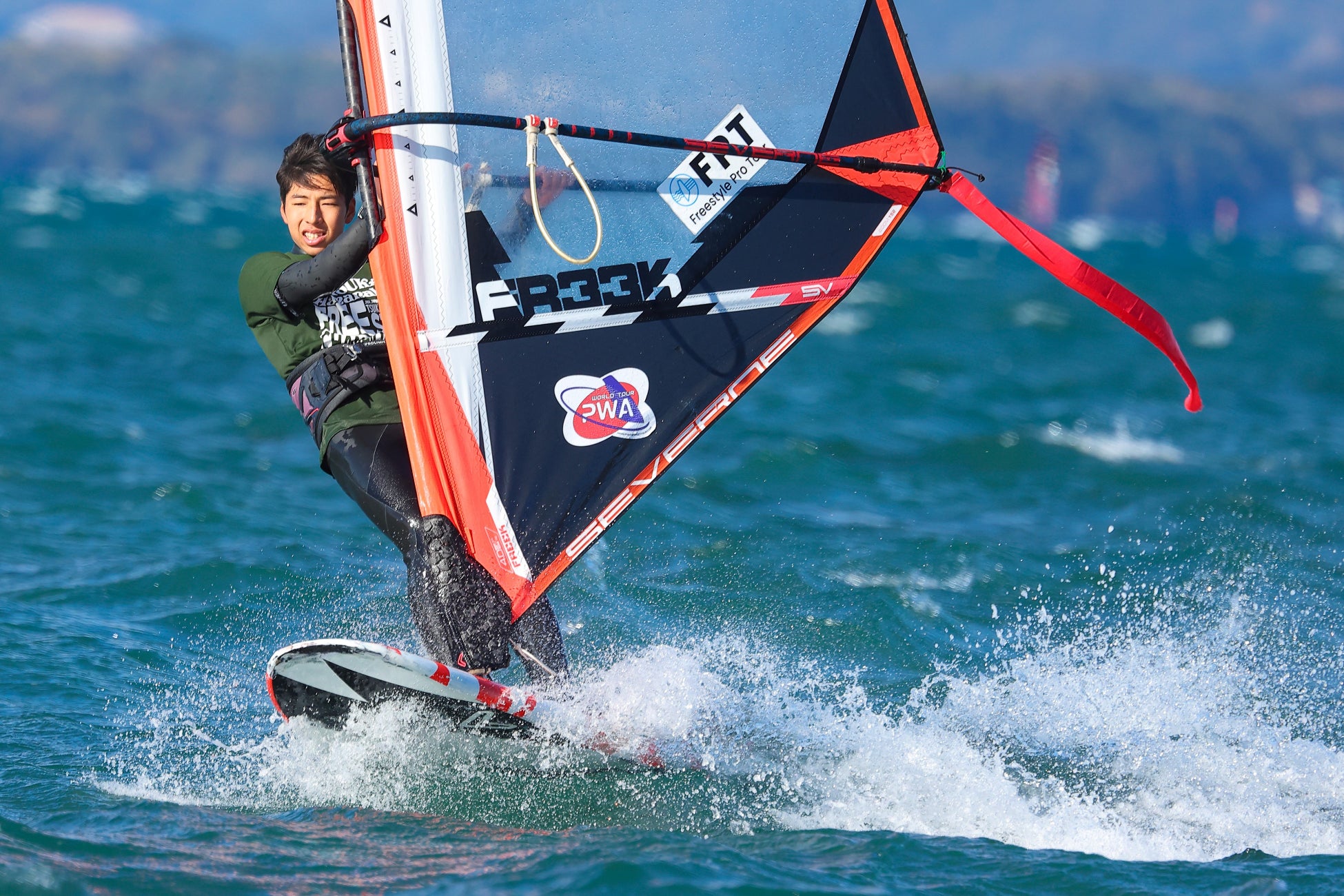 ウインドサーフィン 守屋拓海4季連続日本ランキング１位達成！地元浜名湖開催のフリースタイルツアー今季最終戦優勝