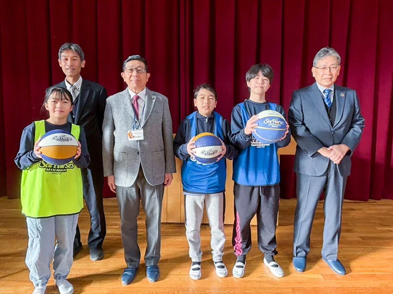 高浜市内小学校へのボール・ビブス寄贈