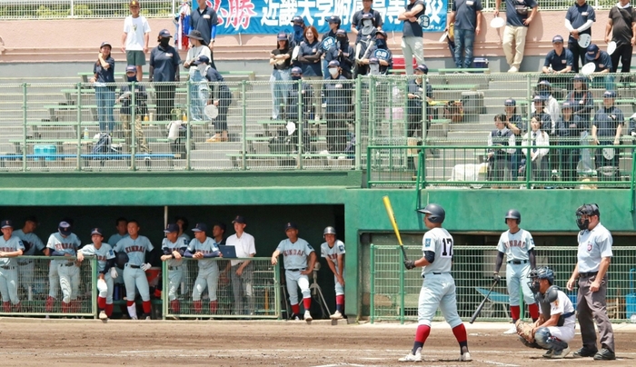 近畿大学附属高野球部と附属小学校が「野球体験交流会」を初開催　交流会の様子を附属中学校生徒が取材し、学校紹介新聞に掲載