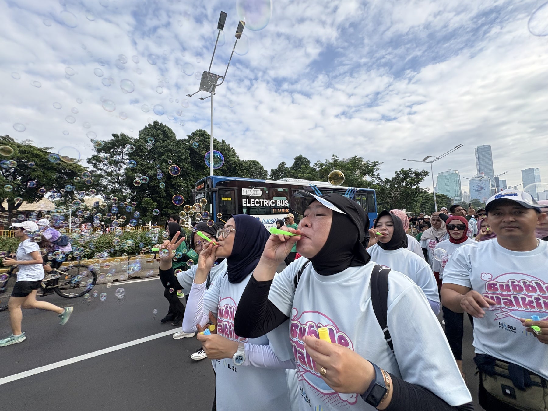 運動創造企業「株式会社リィ」が、運動不足が深刻なインドネシアにおいて3km歩くウォーキングイベントと小学生123名にスポーツテストを実施