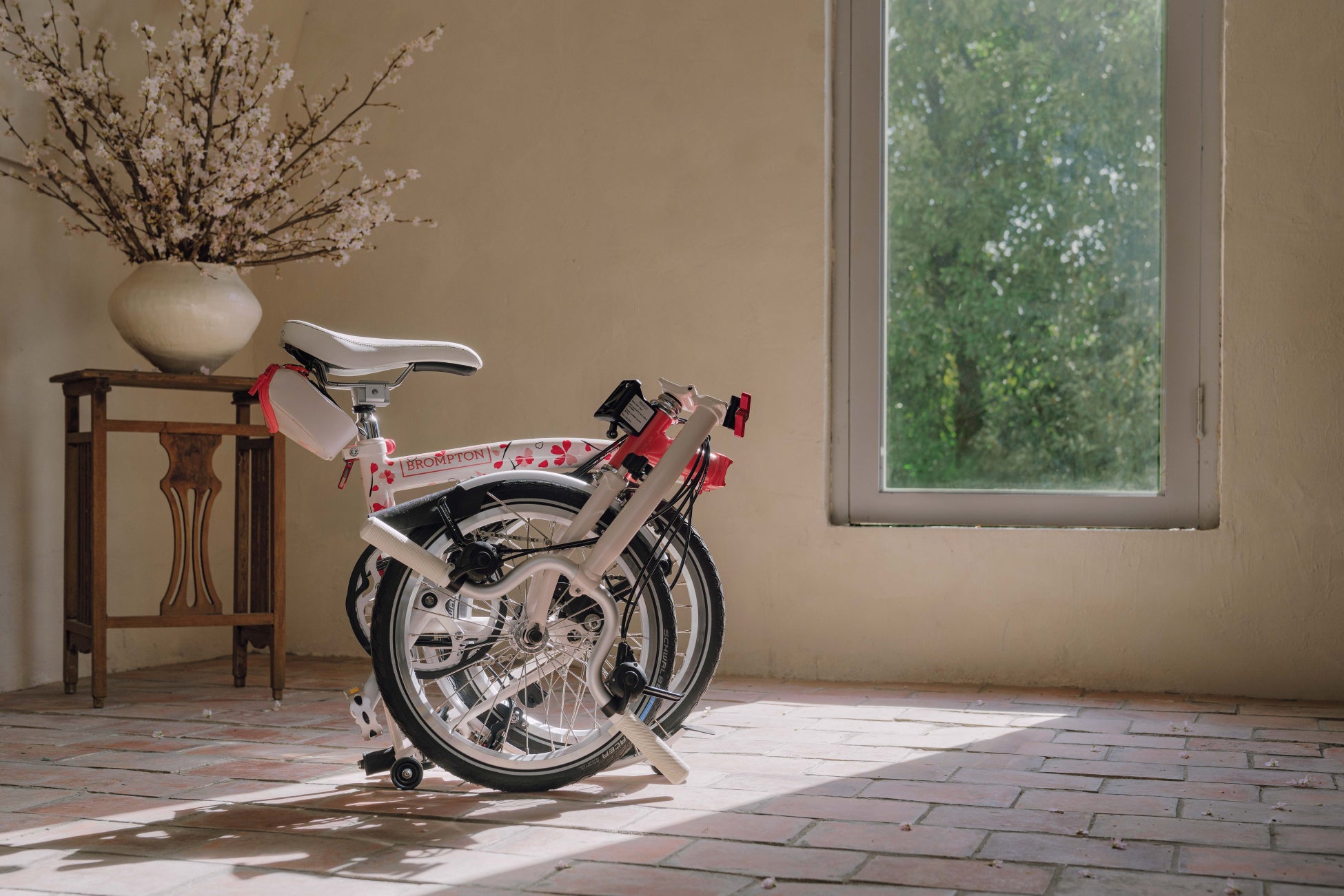 ホームタウン沖縄市内の小学3年生全員に「ドリームスタディドリル」を寄贈(8回目)