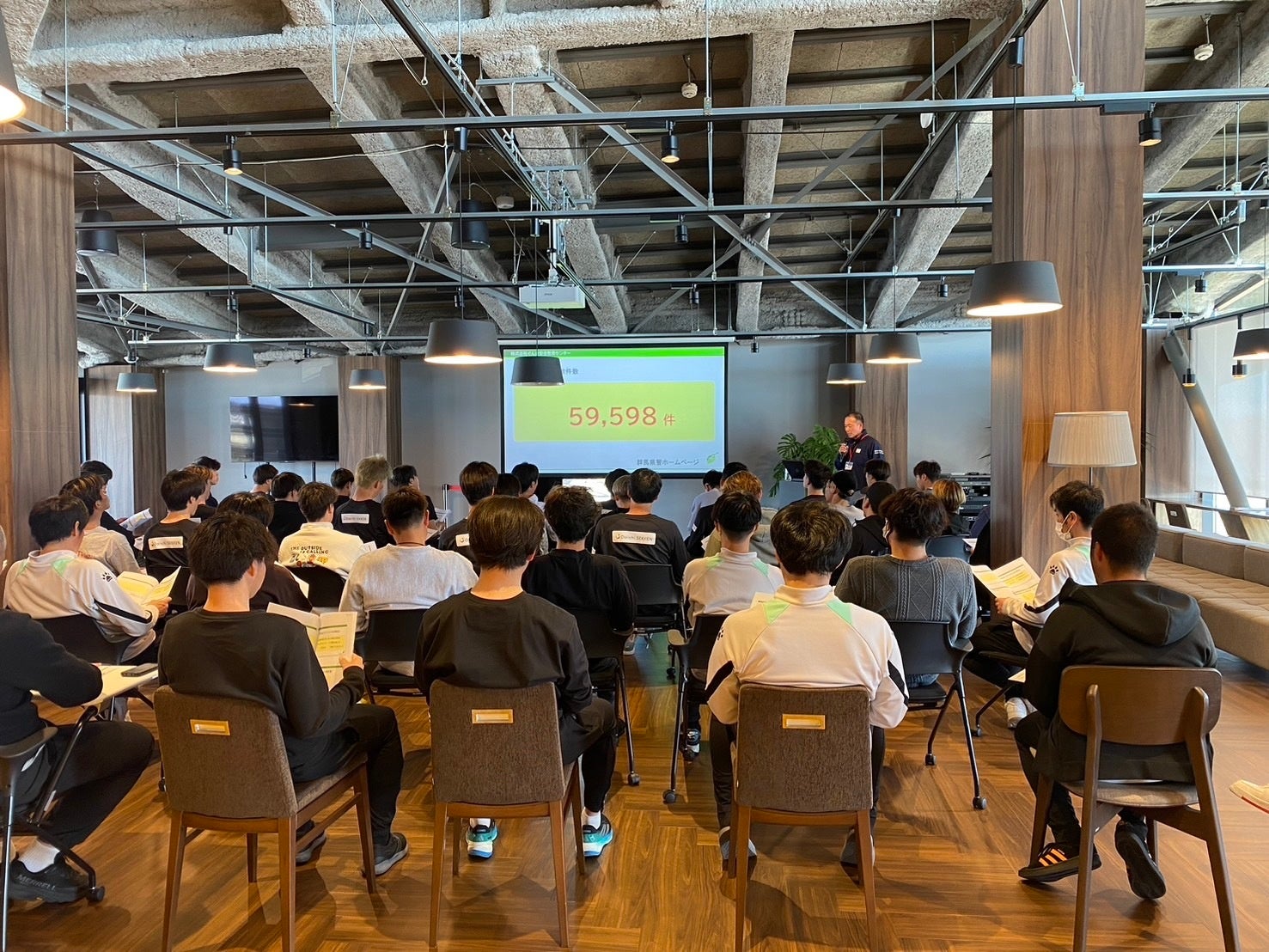 【182本限定】美人女子プロゴルファー・鶴岡 果恋との記念モデルが4月発売!無限の可能性を引き出す、最新の医療機器メーカー パワードギア社と用具アンバサダー契約を締結