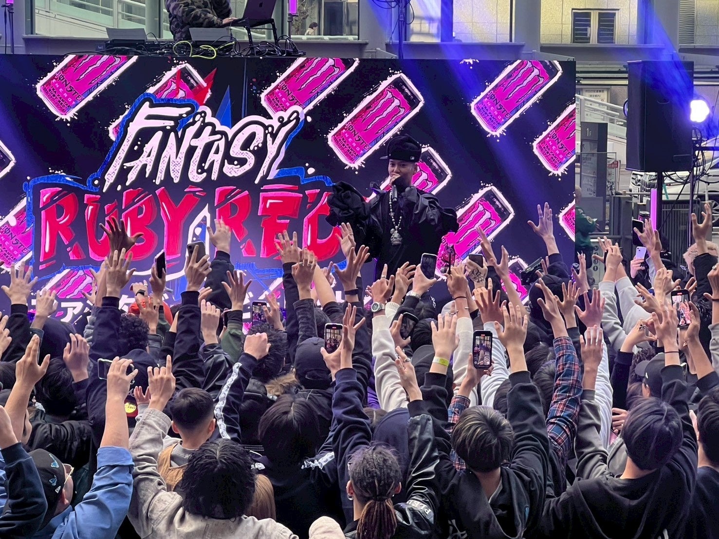 モンスター ウルトラファンタジールビーレッド 発売記念イベント！JP THE WAVY のゲリラライブに大勢のファンが集結　モンスターアスリートのトークショーや限定ギアのGIVE AWAY企画も実施