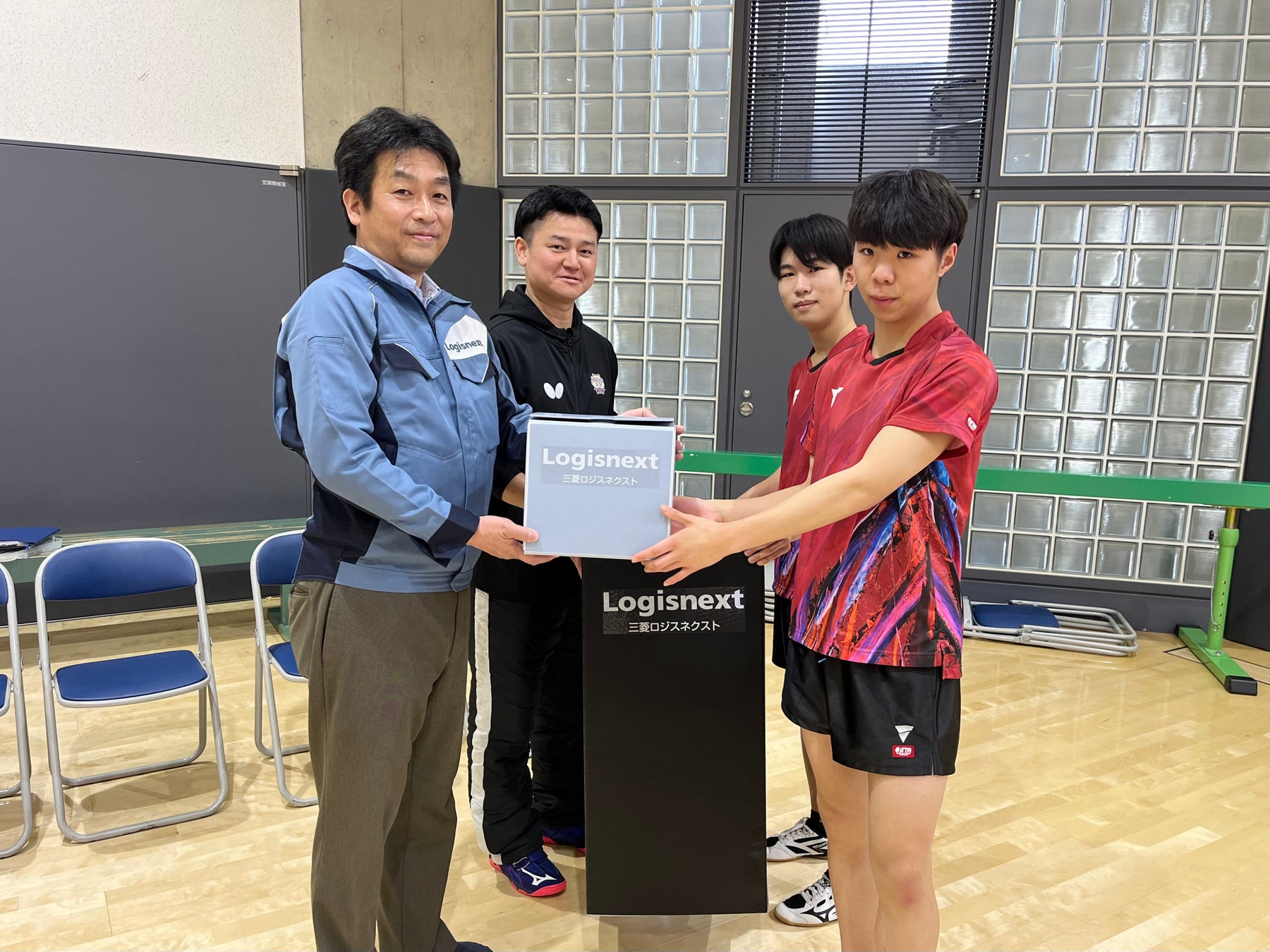 立命館中学校高等学校卓球部に卓球ボールとスタンドを寄贈