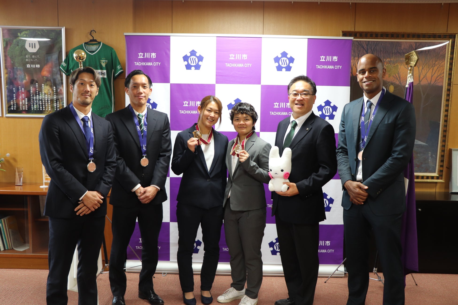 【東京都立川市】東京ヴェルディビーチサッカー茂怜羅オズ選手他４選手が立川市長を表敬訪問しました