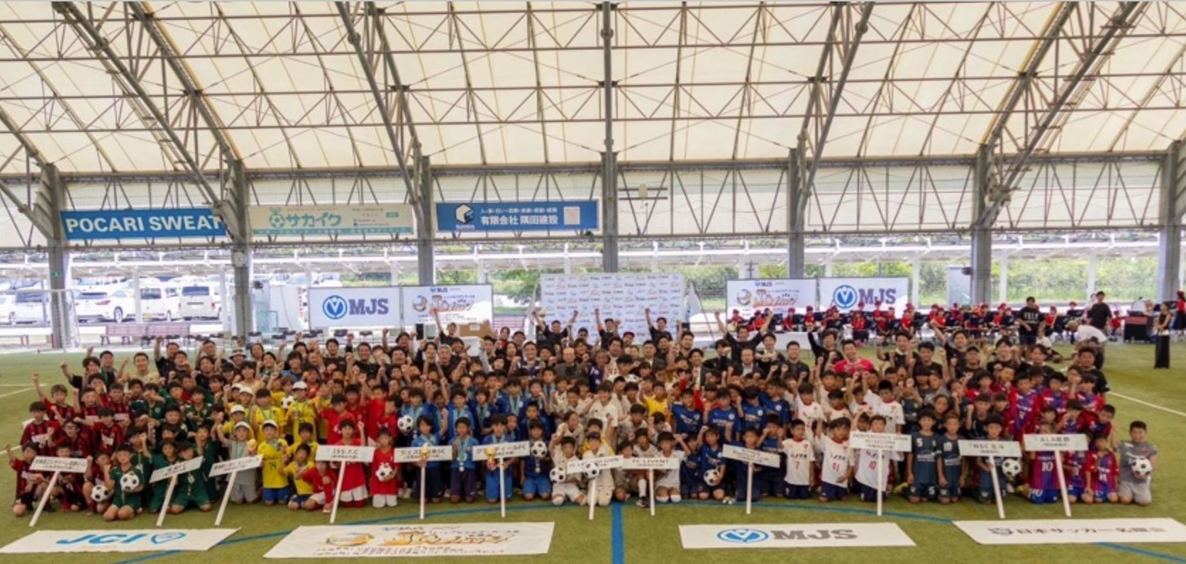 大商学園高等学校女子テニス部へ「豊中かがやき大賞」を贈呈 第47回全国選抜高校テニス大会 女子団体優勝 荒川愛子さん、後藤七心さん 第78回国民スポーツ大会優勝