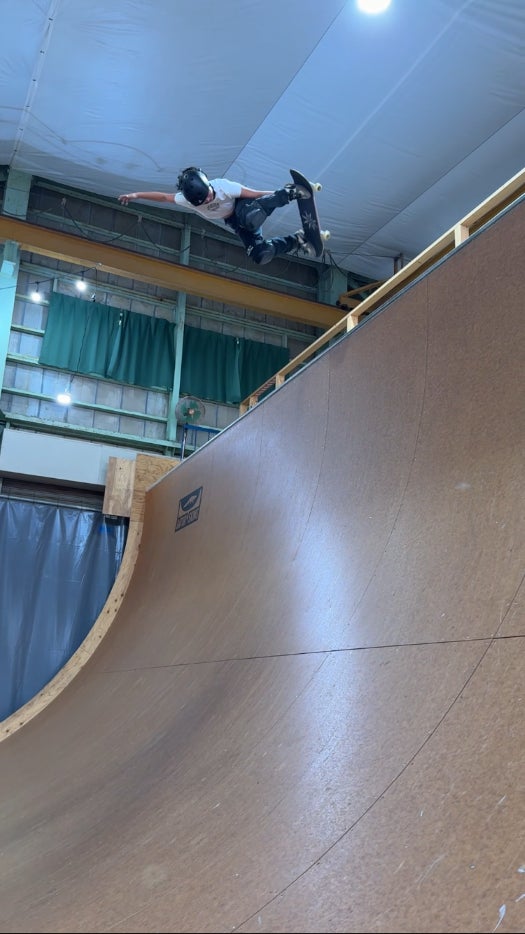 世界初の海で分解する人工芝葉を採用したスポーツ用ロングパイル人工芝と充填材をカネカと共同開発