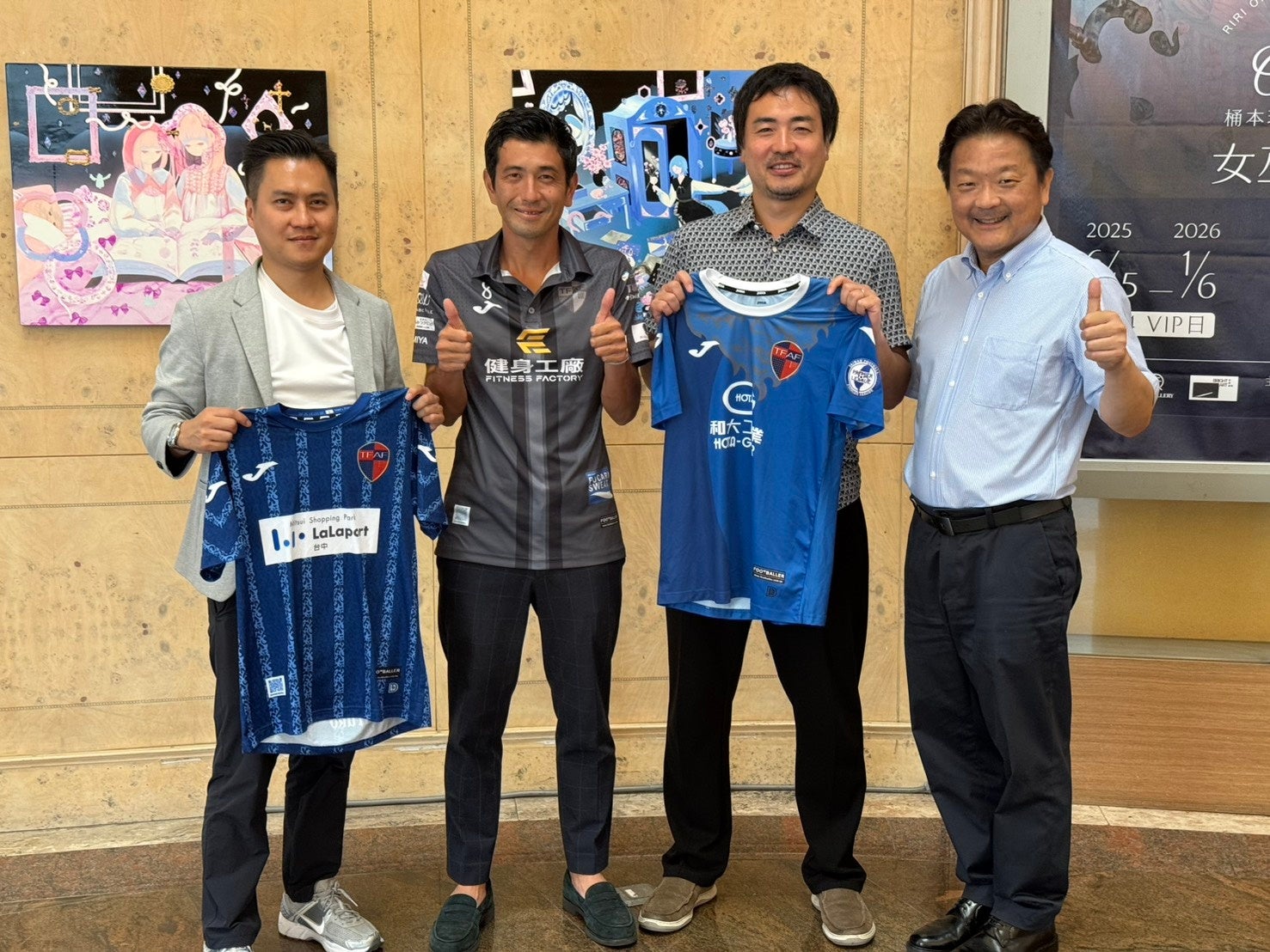 ３年連続の快挙 高槻市在住の高校２年生・阿久根あかりさんがバトントワーリング世界大会出場を市長に報告