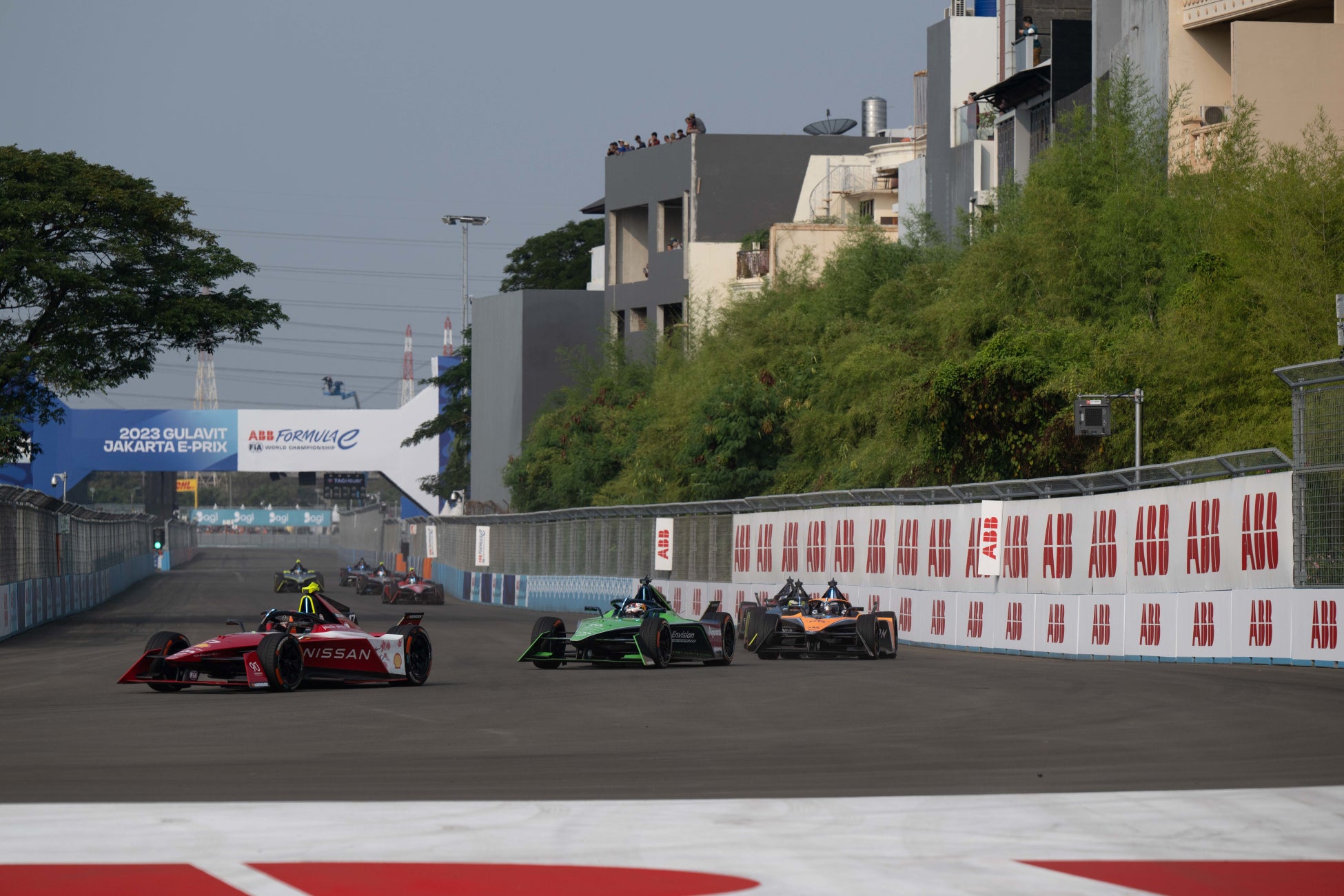 『アリーナ』の“抱きしめる、開放する”がコンセプトの女性用水着 ボレロ型ラッシュガードでスタイリッシュに快適な夏の紫外線対策