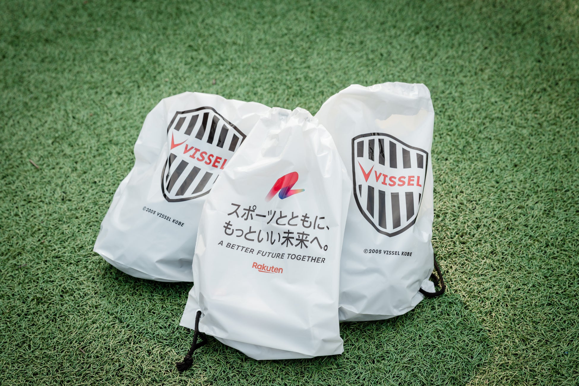 将来メジャーリーガーを夢見る子供達を応援すべく、日本限定発売する史上初(※1)の『健康ミネラルむぎ茶 MLB™30球団スペシャルエディションボトル』を「MLB CUP 2025」参加チームへ差し入れ!