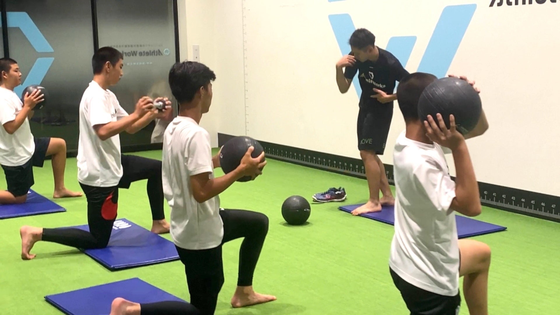 「niko and …」のオリジナルレーベル「NUMERALS」が8月22日(金)より、秋の新作アイテムを発売&ビジュアルも公開スタート