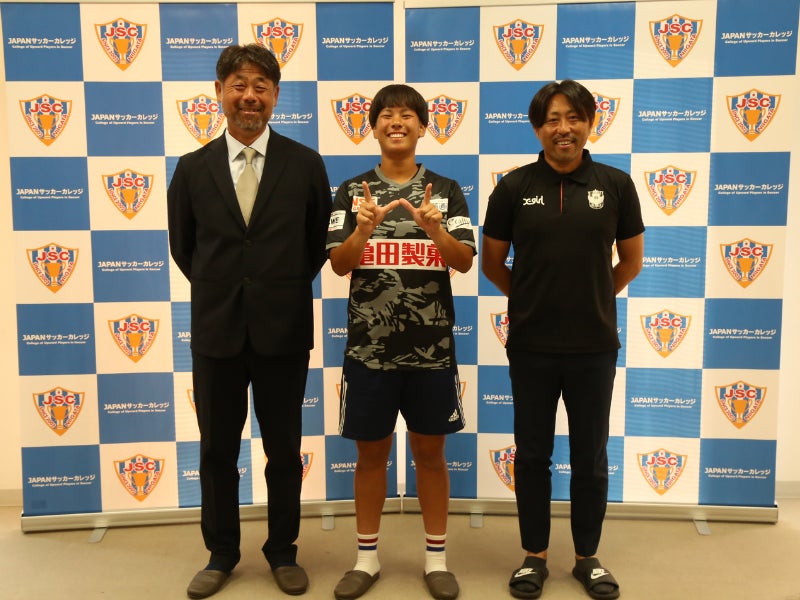 ウイルソンは、テニス界のレジェンドであるロジャー・フェデラーとのコラボレーション特別コレクションを発売