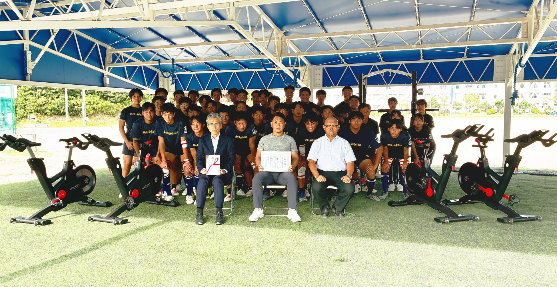 アミューズメントフィットネスクラブ フィットイージー 関商工高等学校ラグビー部にマシン４台を寄贈