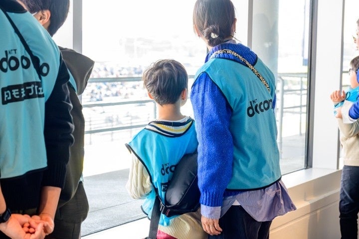 迫力あるエンジン音と緊張感ただようピットの中で“プロのモータースポーツのセカイ”を体感！「ドコモ未来フィールド」の特別プログラムを開催