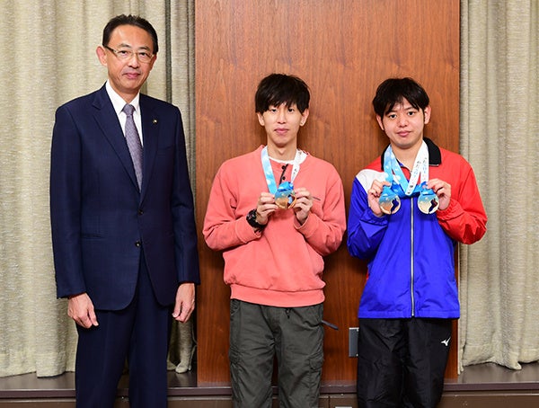 高槻市在住の2選手が全国障害者スポーツ大会優勝を市長に報告