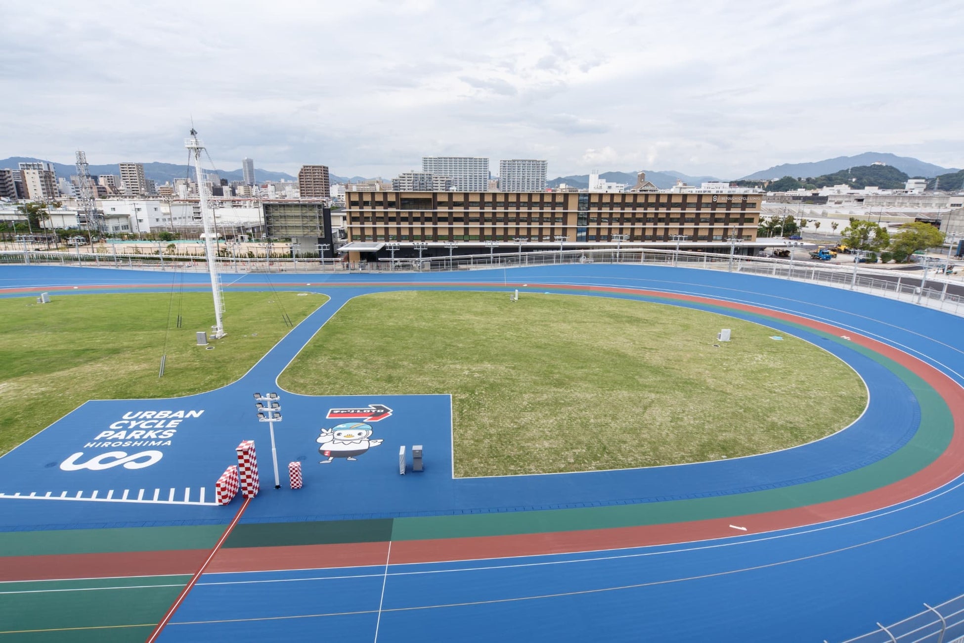 競輪とアーバンサイクルスポーツが融合する複合施設「アーバンサイクルパークス広島」の新バンク・選手宿舎兼ホテル棟が令和７(2025)年11月28日(金)に竣工