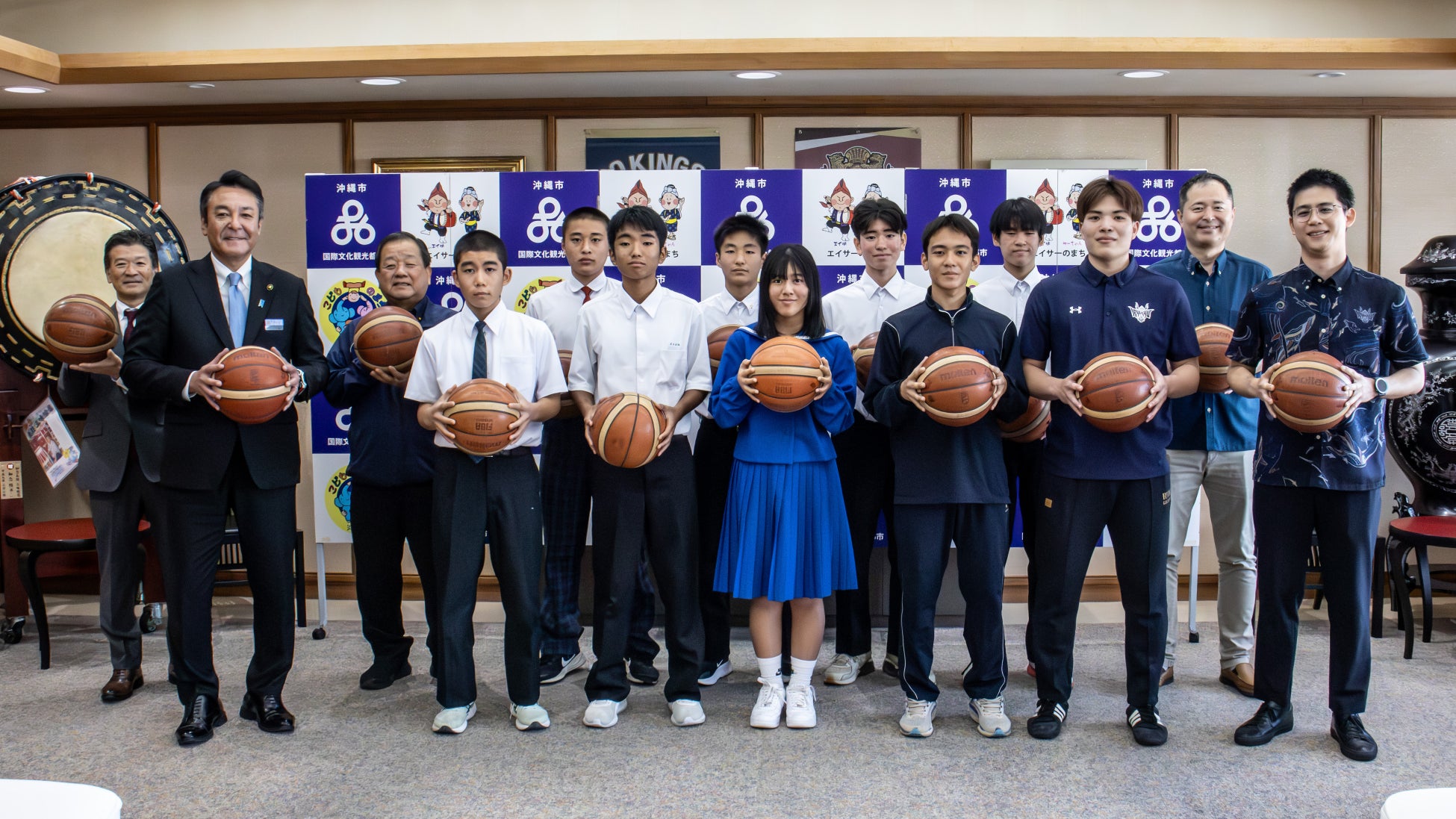 ホームタウン沖縄市内の中学校へバスケットボール寄贈