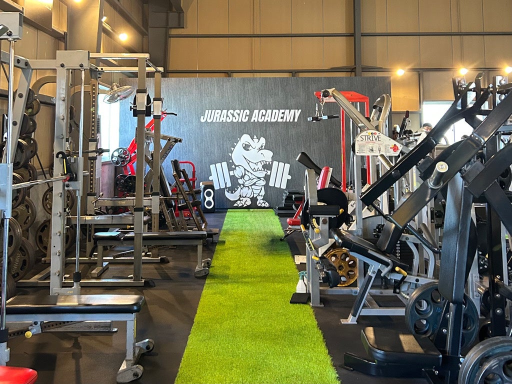 JBBFトップボディビルダー・木澤大祐氏が代表を務める「ジュラシックアカデミー」愛知県港区にてリニューアルオープン！名正運輸株式会社より、木澤氏そっくりの特製フィギュアをサプライズ贈呈