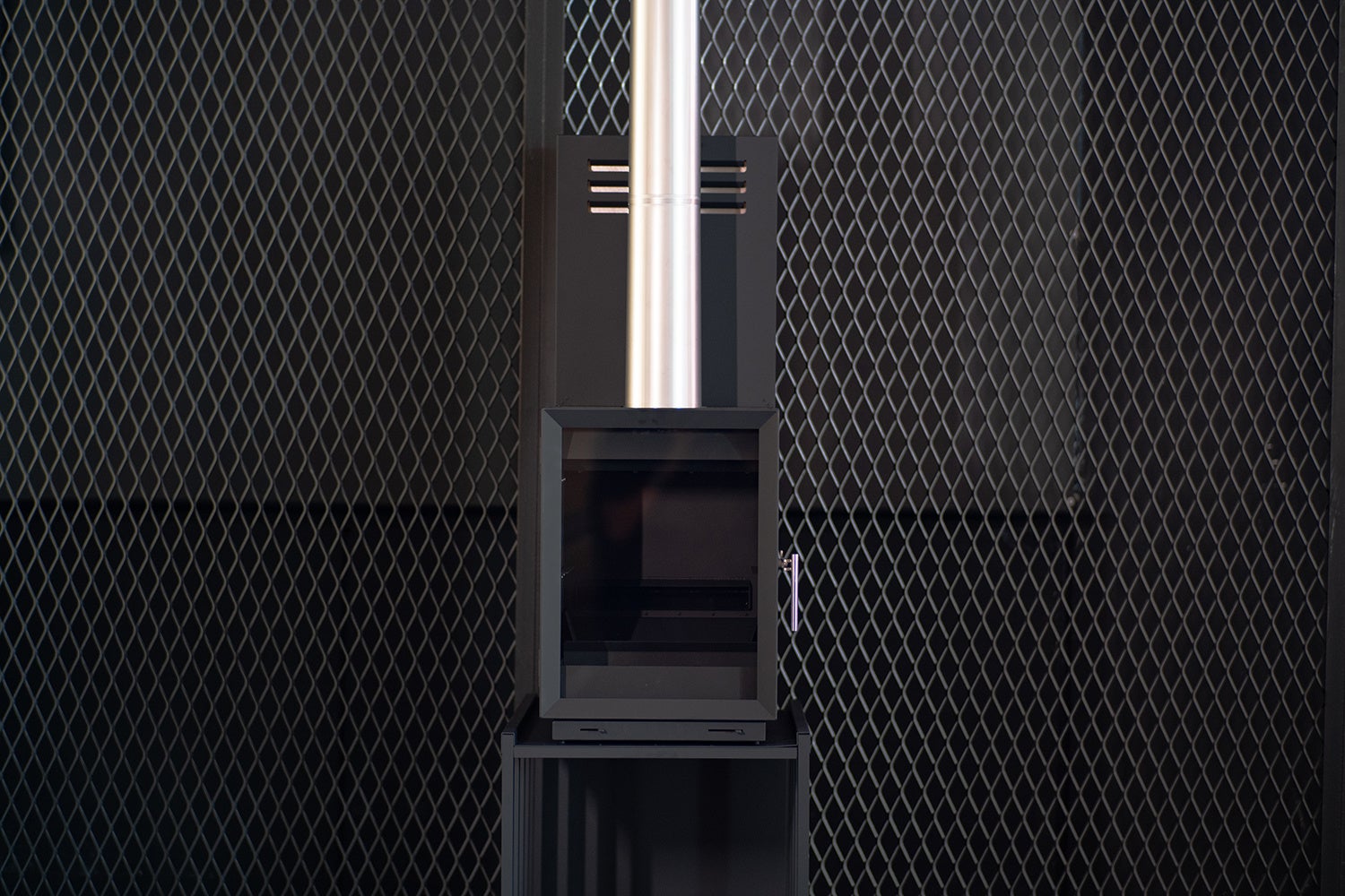 国産薪ストーブブランド「FIREGRAPHIX」が、世界初の自動供給システムを搭載したポータブルペレットストーブを発表