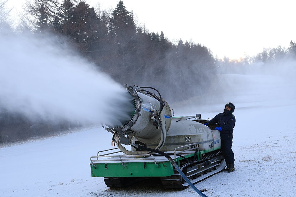 富士山麓のスキー場「ふじてんスノーリゾート」12月中旬のオープンに向けて人工降雪作業を開始！日本最速クワッドリフト導入で25-26ウィンターシーズンをもっと便利＆快適に！