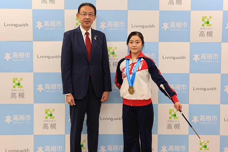 高槻市在住の高校２年生・阿久根あかりさんがバトントワーリング世界大会優勝を市長に報告