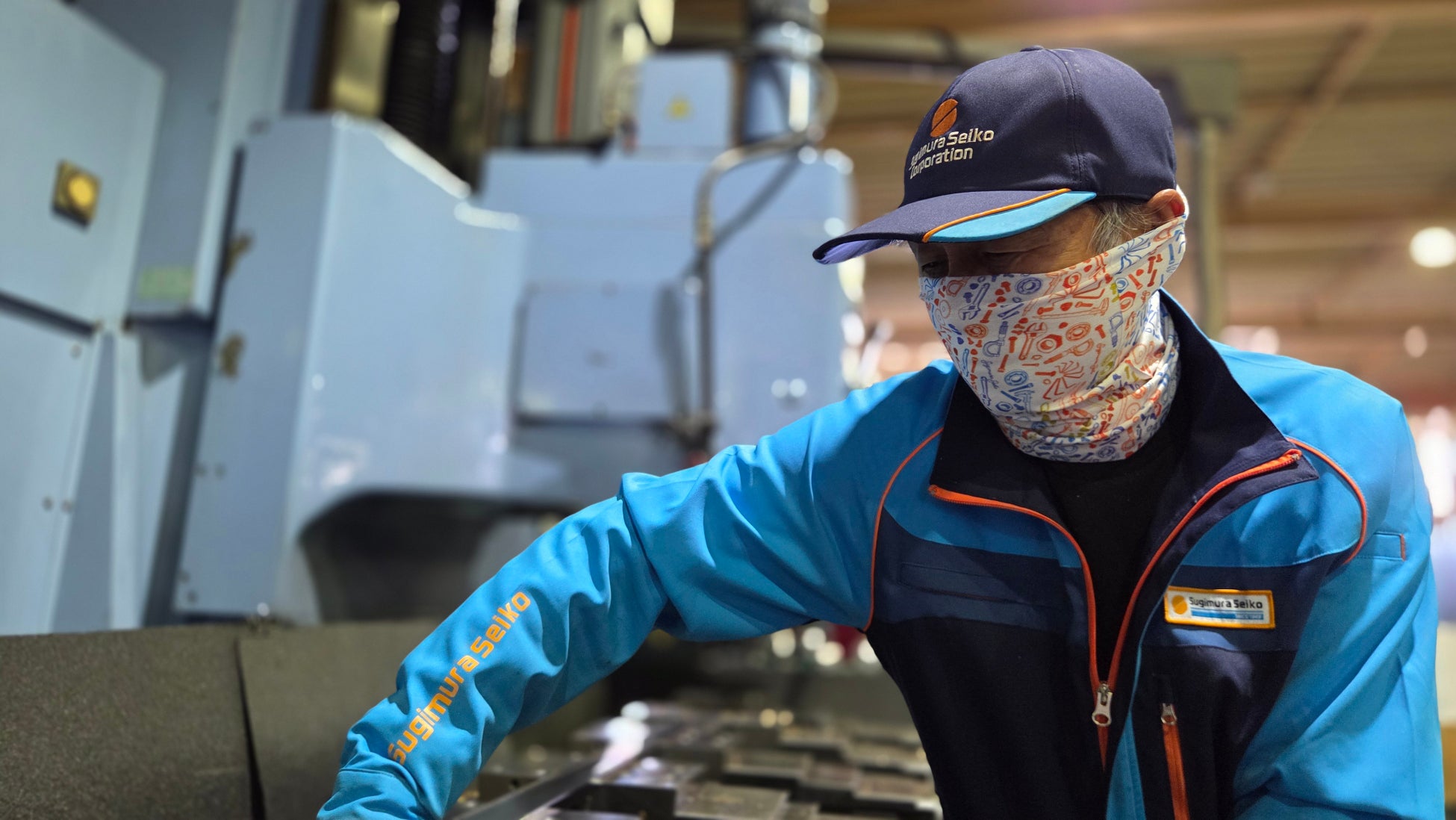 【町工場×スポーツ】工場での防寒にも最適！”ものづくり”をモチーフにしたランニング用ネックゲイターを新発売