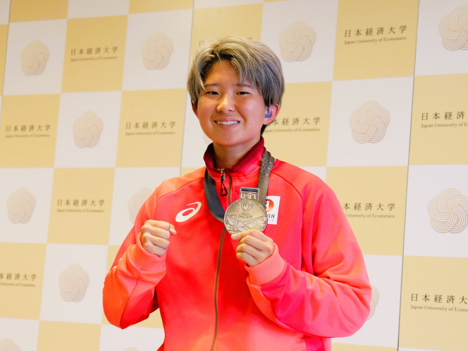 【日本経済大学】久住呂 文華 選手 デフリンピック女子サッカーで銀メダル獲得、太宰府市長特別表彰を受賞