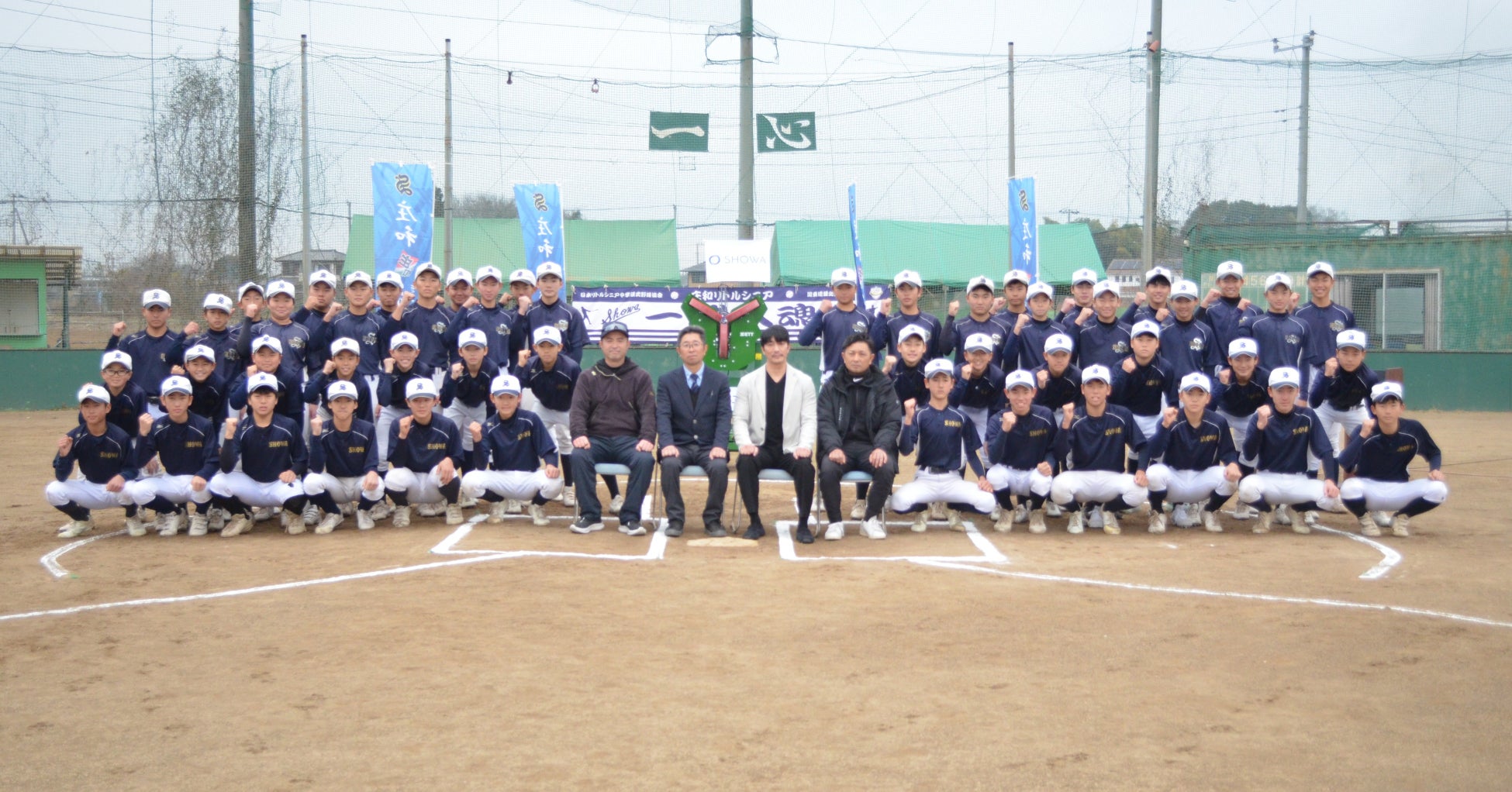 総合リノベーションの正和工業が庄和リトルシニアへピッチングマシンを寄贈