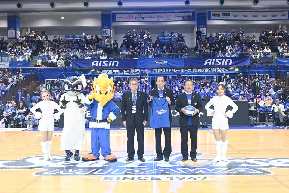 シーホース三河、幸田町の小学校へバスケットボールを寄贈。東神観光バス様支援のもとSDGs活動「Be With」を実施