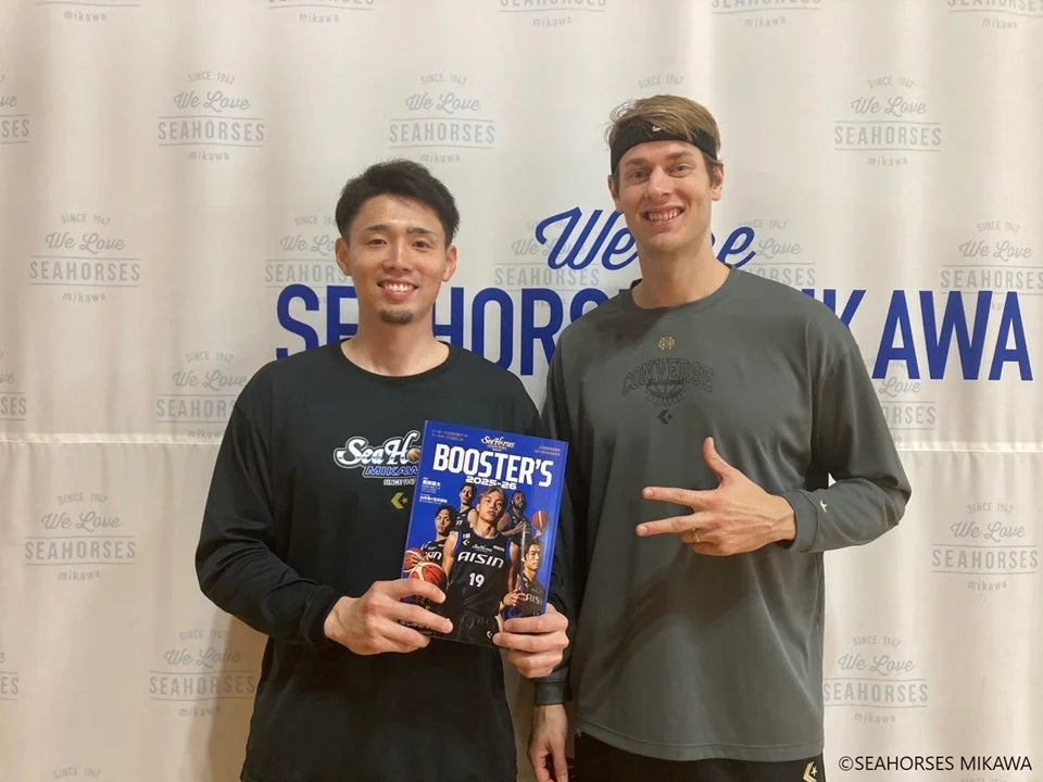 シーホース三河が西三河地域の全小中学校など100校以上へファンブックを寄贈！地域に根差したクラブを目指して