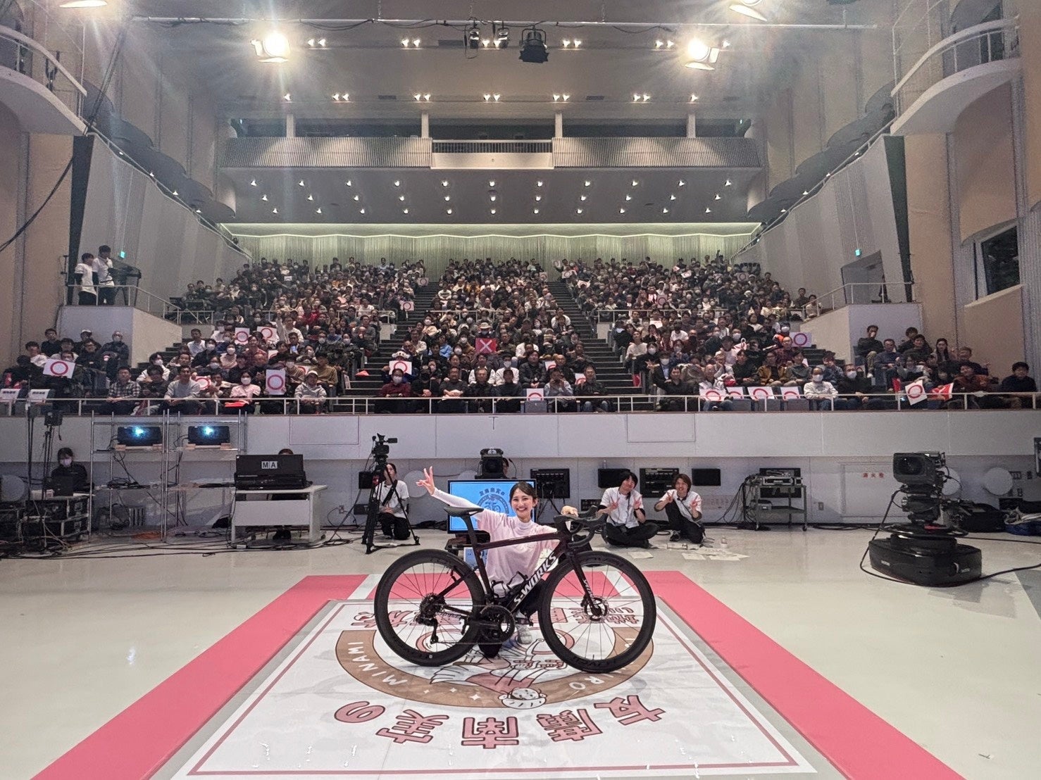 入社2年目のCBCテレビ・友廣南実アナウンサーが偉業達成！初の単独イベントが満席＆グッズも即完売。笑いと涙の「自転車旅」初イベントが大成功！